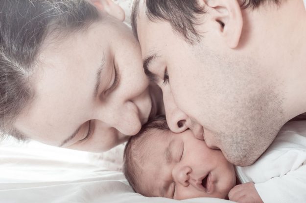 40694863 – baby with mom and dad